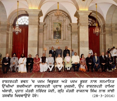 New Delhi: President Pranab Mukherjee, Vice-President Hamid Ansari, Prime Minister Narendra Modi, Union Home Minister Rajnath Singh and other dignitaries with Padma Awards recipients at Rashtrapati Bhavan in New Delhi on Monday. PTI Photo(PTI3_28_2016_000101B)