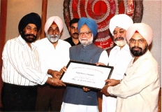 Gurcharan Singh sial , Barjinder Singh Hamdard,Surinder Singh virdi, Prem singh Sial present 1cror, 30 laks Rs (1,30,00,000) Prime Minister Releife Fund to  Manmohan Singh PM INDIA (28_3_2005) fg